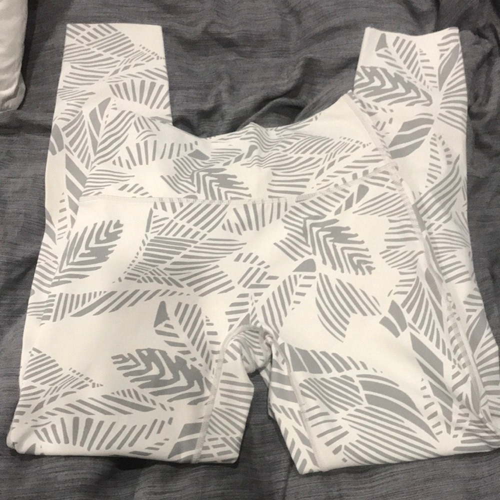 Aerie White and Gray Patterned Leggings